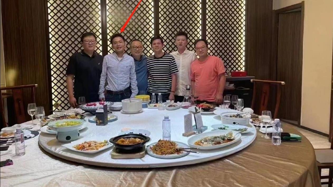 周劼|周劼照片被曝出，非常消瘦烟不离手，网友：是条耿直的汉子！