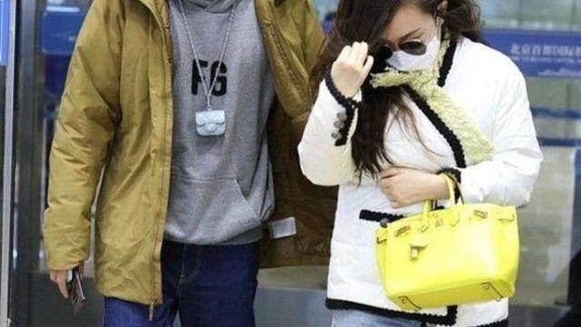 霍思燕|霍思燕夫妇现身机场，她挽着杜江小鸟依人，挎大牌包包像豪门阔太