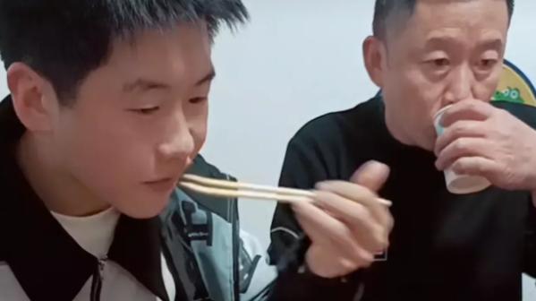 |孙卓与“绯闻女友”同框，女方留齐刘海穿百褶裙，与孙辉很投缘