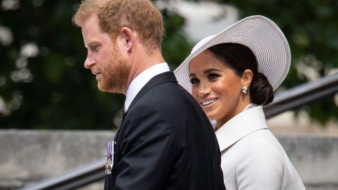 甄嬛传|哈里王子和梅根受到冷淡接待，女王铂金禧庆典上，被要求留在后台