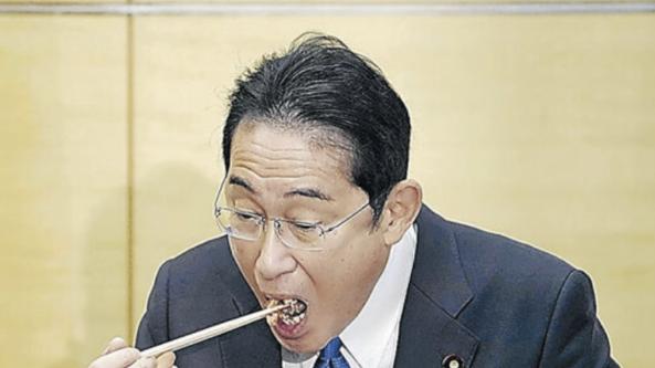 岸田吃高级海鲜自称“感觉成了超有钱的人”，日本网民吐槽！