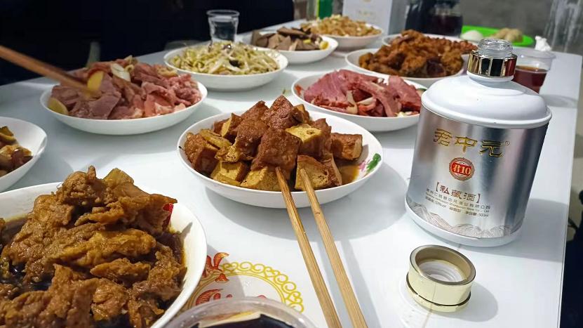 聚餐|和朋友聚餐，这“3种”白酒千万别拿上桌，喝了上头还非常丢人