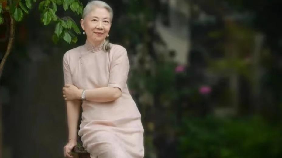 食材 建议中老年女人：出门穿衣，搭配、发型一个不落，活到老优雅到老