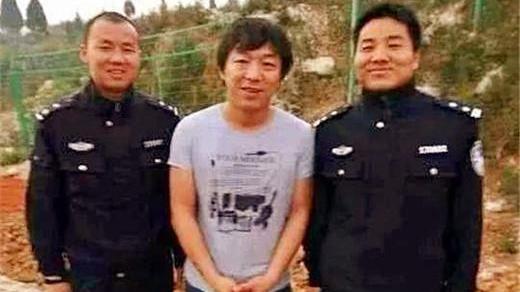 警察|连马云都错了？和警察合影直接尴尬了， 成龙才是正确的方式