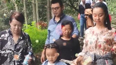 许敏|田静陷言论风波后，许妈姚爸赶回河南，田爸爸晒全家福“辟谣”