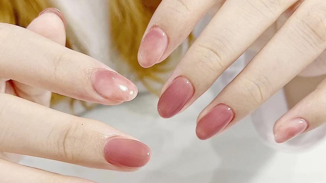 香奈儿 秋冬选这5种美甲色，显白又高级！