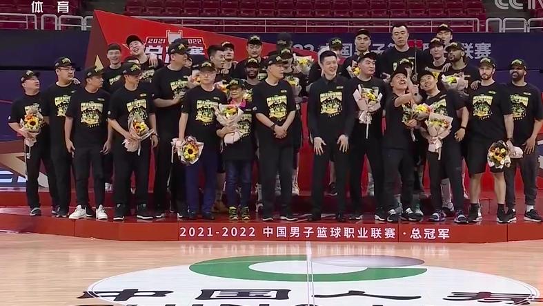 辽宁男篮|辽宁领奖暖心一幕！82岁老帅首度夺冠：杨鸣主动让他第一个举起奖杯