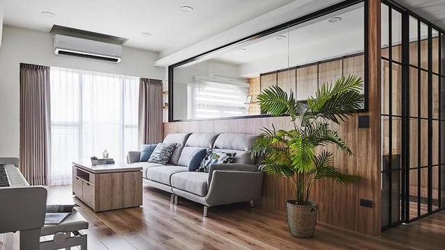 这对夫妻很有远见，巧用玻璃做隔断，把家装得明亮又实用，晒晒！