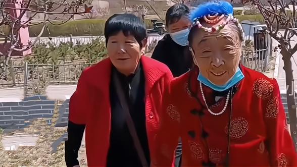 李玉成|85岁马玉琴见70岁婆婆，2人牵手逛街似姐妹，网友：借尸还魂？