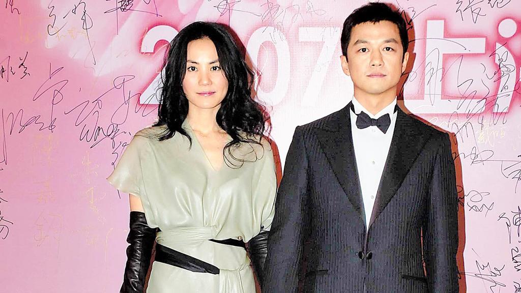 王菲|王菲懒理李亚鹏再婚当爸，52岁近照曝遭指进厂维修