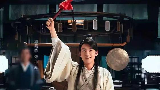 郭麒麟|郭麒麟周也深夜逛街？女方穿着清凉，郭麒麟直接拖鞋出镜