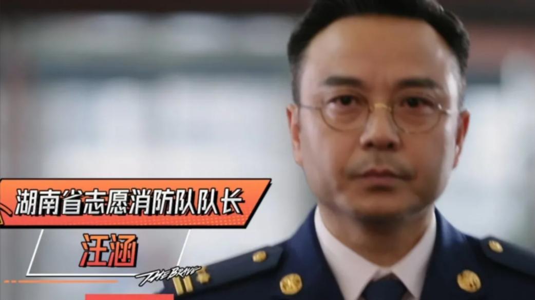 小小志|没了胡子的汪涵，感觉像变了一个人，穿上这身衣服，更不一样了