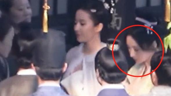 刘亦菲|刘亦菲新剧路透曝光，白衣盘发，在旁边的柳岩就像个丫鬟