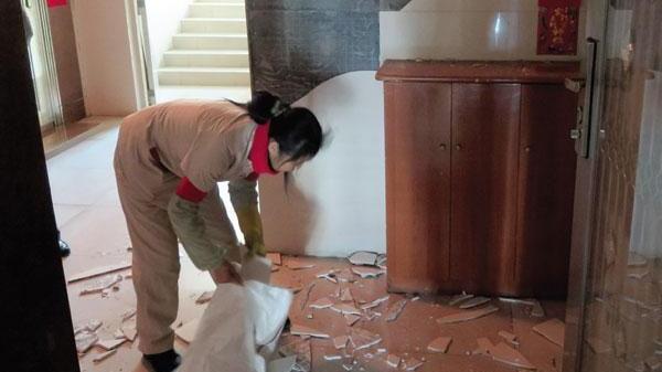 装修时不顾反对坚持全屋贴瓷砖，结果变成“水帘洞”，问题很多！