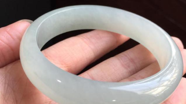 翡翠|收藏翡翠需要精心养护，才能保持它的颜值，不让它的价值受到损伤