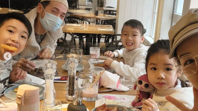 刘亦菲|陈茵媺一家五口出去吃早餐的温馨瞬间 陈豪拍照依旧戴着口罩