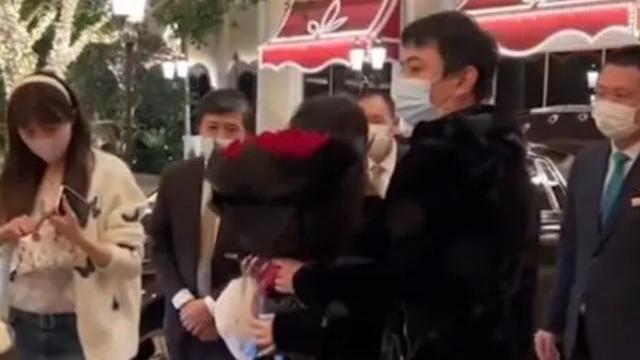 王思聪|王思聪带新女友外出吃火锅，当街搂抱好亲密，女方一双白腿太抢眼！