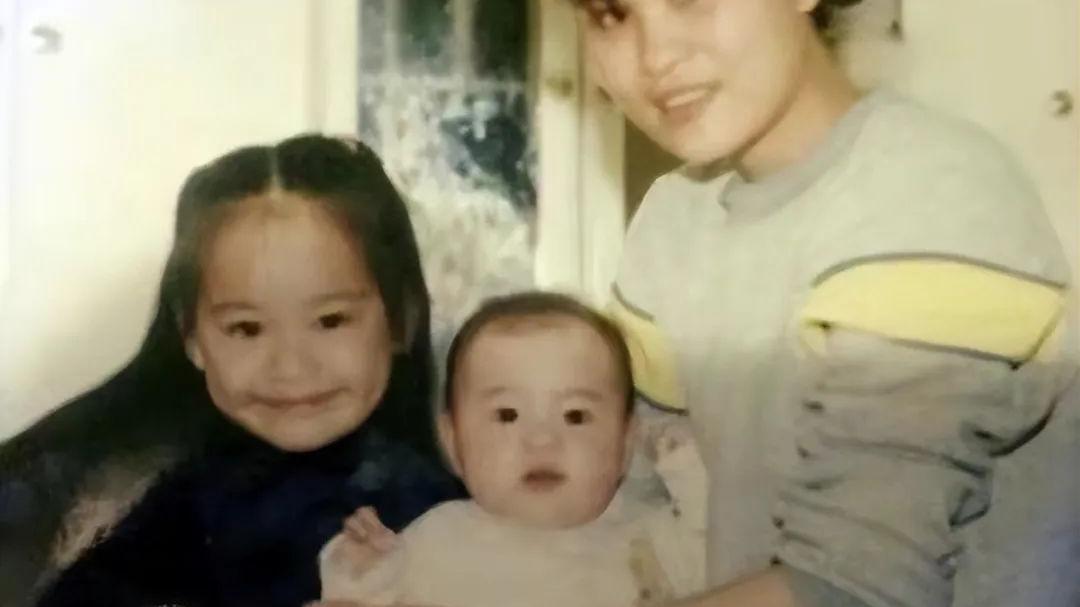 王心凌|王心凌19岁节目照曝光，出生于单亲家庭，母爱让她安心做“教主”