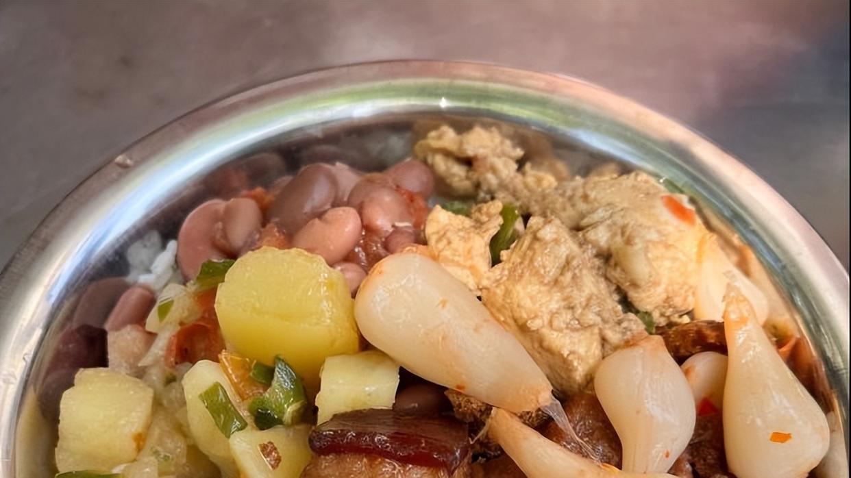 贵州整条街都在卖一种饭，重庆小伙路过买一份，结账时以为看花眼