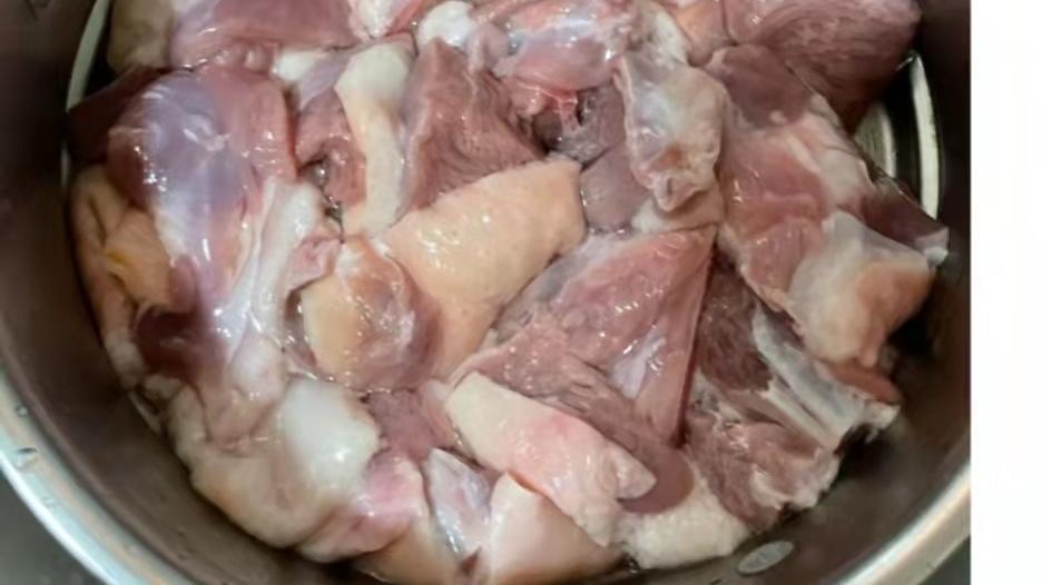 |姜爆鸭这样做，一只鸭子不够吃