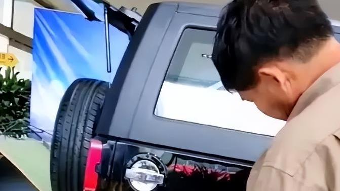 朱之文|曝大衣哥为朱小伟买20W越野车，自己却吃泡面，网友：“真孝顺”