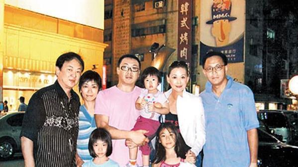 张光北|王馨平罕见晒与妹妹合照，不禁感慨团聚很伤感，姐妹仨长相像母亲