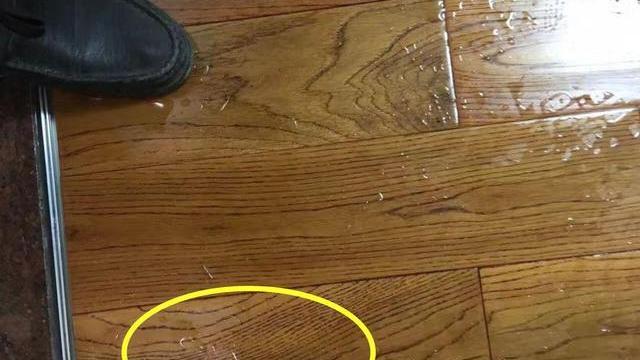 这叫啥事？明明暖气已经停用，暖气管却突然漏水，木地板全被泡了