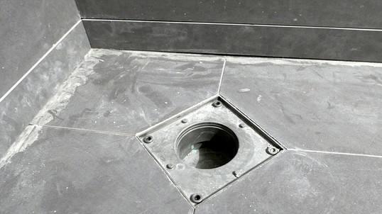 卫生间不用做斜坡，现在人都做“四边走水”，排水快还不堵