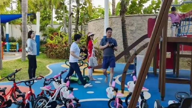 章泽天|网友偶遇章泽天一家度假，女神光脚拎包陪孩子，一看就是带娃老手