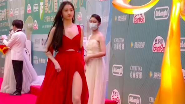 关晓彤|有爱情滋润就是不一样，关晓彤几年间变化太大，女孩变女人太丰满