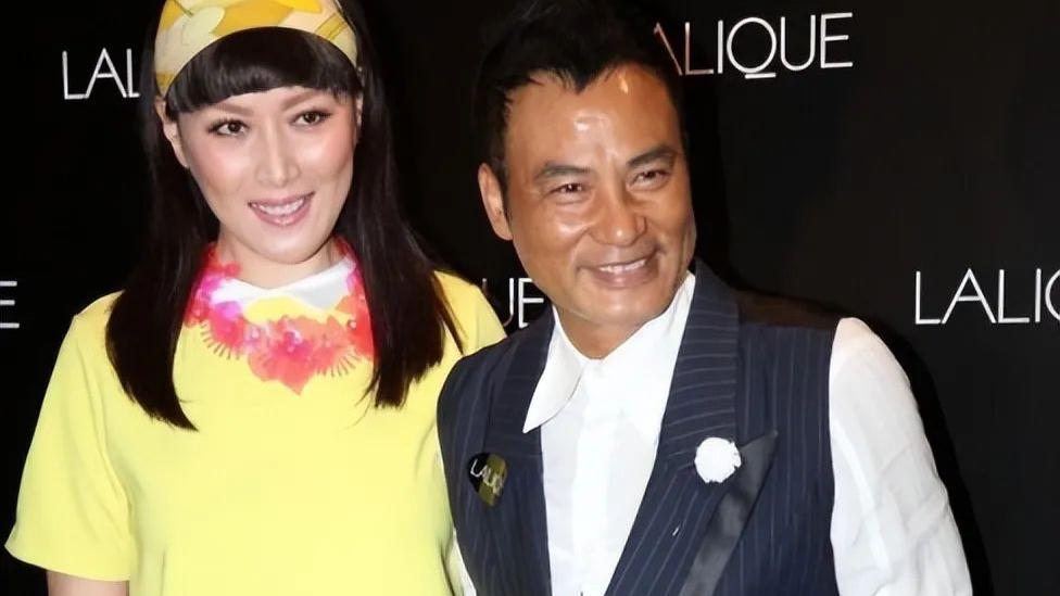 红薯 任达华老婆54岁还爱扮嫩，穿黄T恤配齐刘海，用力过猛反而显老态