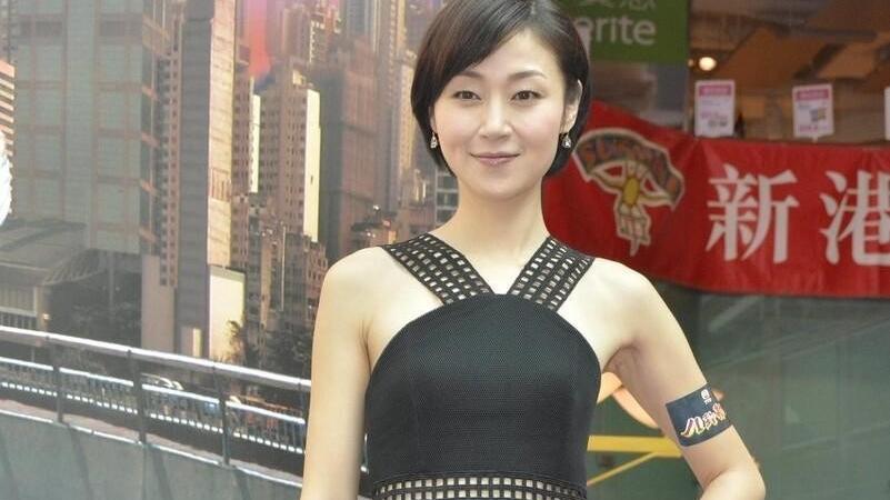 服饰 万绮雯的气质还挺嫩，穿黑色裙挡不住身材魅力，清爽短发也不显老