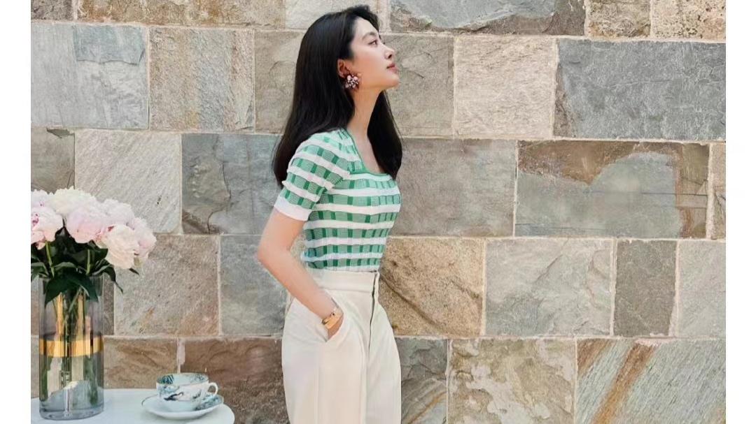 杨采钰夏季私服，绿白格方领针织短袖配白色长裤，优雅知性又时尚