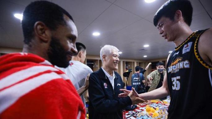 欧冠|总决赛颁奖：杨鸣、蒋兴权乐开了花 赵继伟FMVP实至名归 姚明缺席