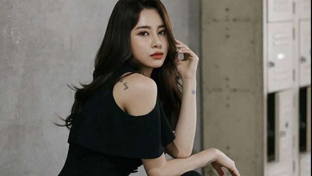 穿衣搭配|黑色西装下搭黑色的西裤，职场上又飒又酷，简约却不失气场