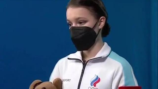 莎莎|千金莎莎合影显尴尬！两个人间隔一大段距离，千金的表情耐人寻味
