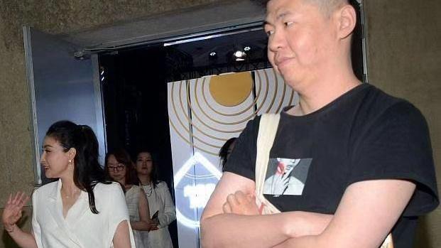 郭晶晶|头一回见郭晶晶这么强势！一身企业家造型现身活动，太像董明珠