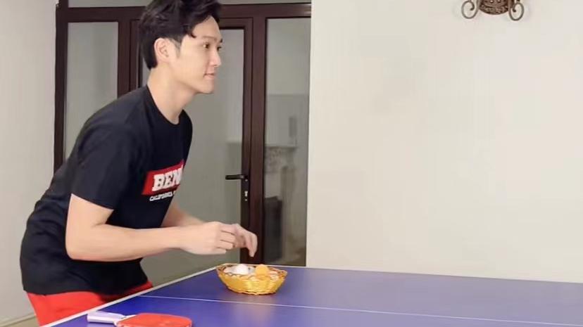 赵雅芝|赵雅芝跟儿子在家做运动，豪宅意外曝光，大到可以打乒乓球！