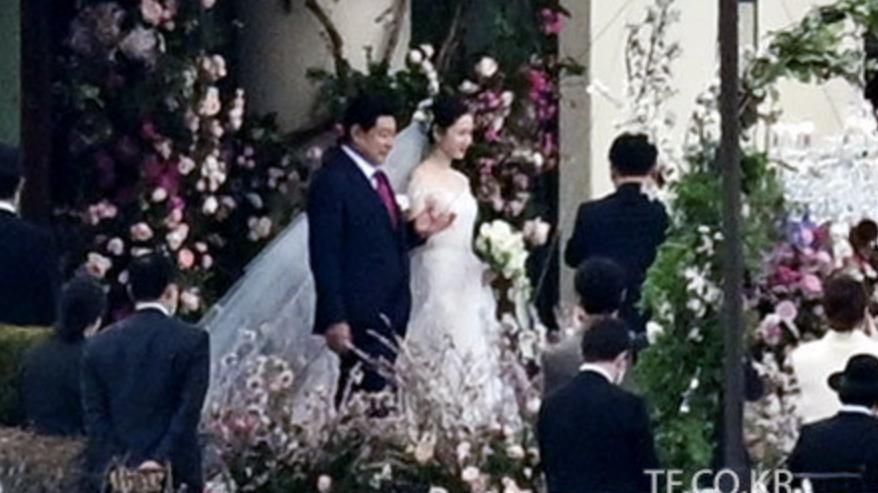 孙艺珍|玄彬孙艺珍婚礼现场：新娘激动落泪，双方在亲友祝福下完成仪式