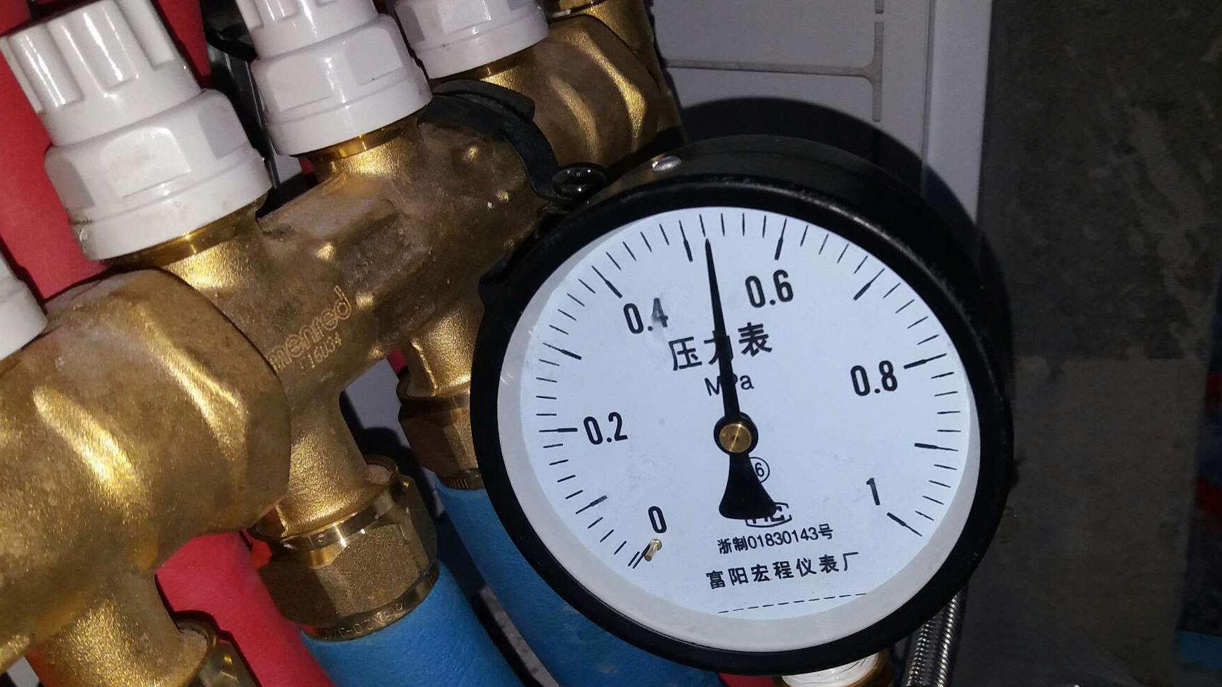 地暖打了8个压，半个月后掉了0.5个压，正常吗？为何会下降？