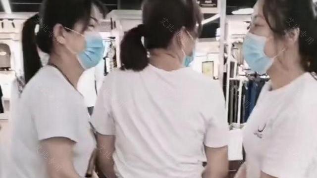 运动 一女子试穿小码牛仔裙提不上去，2名店员上前帮忙，网友：太狠了