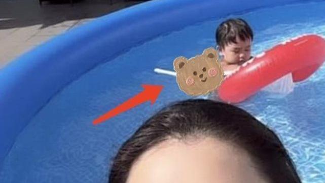 张柏芝|张柏芝在自家豪宅游泳，Marcus正脸照曝光，面部圆润像两个哥哥