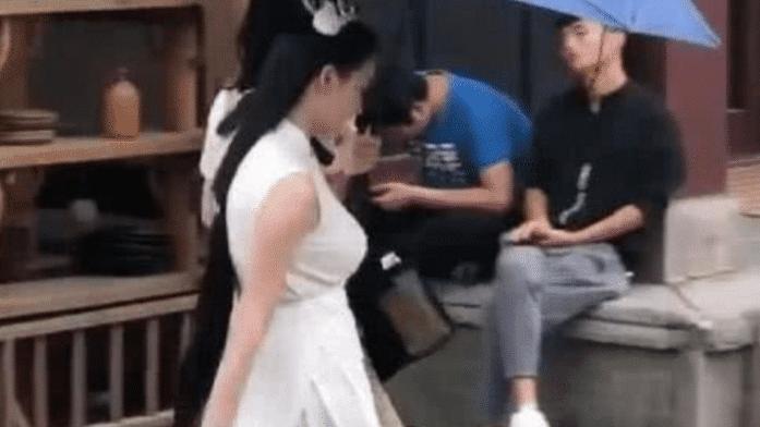 赌王|有一种“尴尬”叫横店群演的衣着，见到侧面照时：这竟然能演戏？