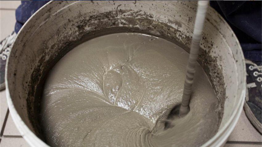 铺瓷砖时，工人说用瓷砖胶比水泥砂浆好？别轻信，八成想坑你