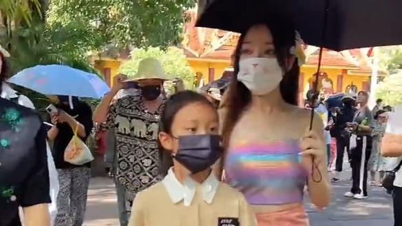 李小璐|李小璐带女儿出游，9岁甜馨涂红唇穿傣族裙，身高优越皮肤黝黑