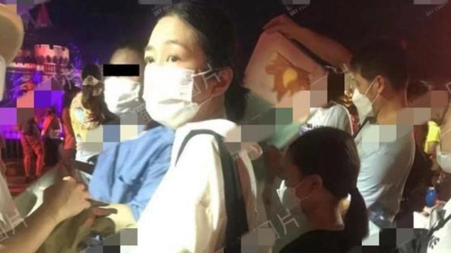 张雯|刘德华拍戏无暇照顾家人，妻女现身迪士尼，朱丽倩跪着休息像路人