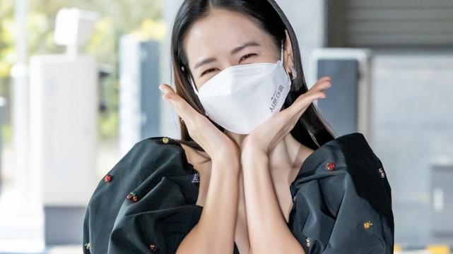 孙艺珍|孙艺珍结婚后首度现身，穿迷你连衣裙对镜头比心甜笑，幸福满满