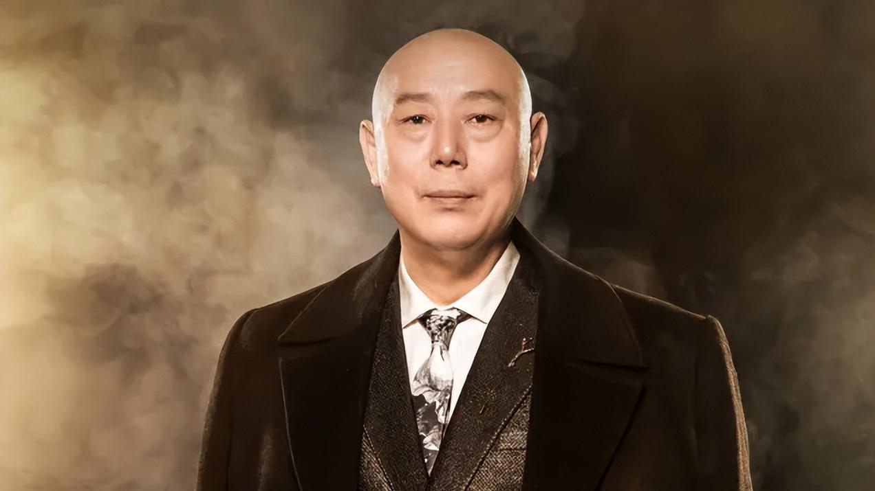 李成儒|李诚儒：自己奔驰宝马换着开，前妻和亲生儿子在18平小屋蜗居