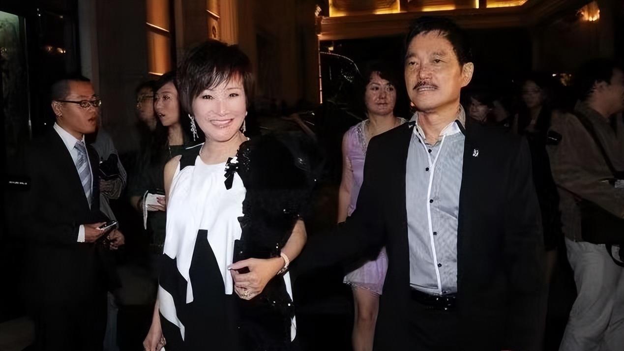 穿衣搭配|谢霆锋70岁妈妈真少女心，穿无袖裙还像30岁，二婚富豪老公当陪衬