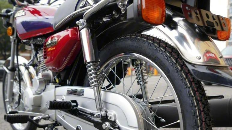 这辆一车传三代的摩托如何俘获老百姓的心巴？